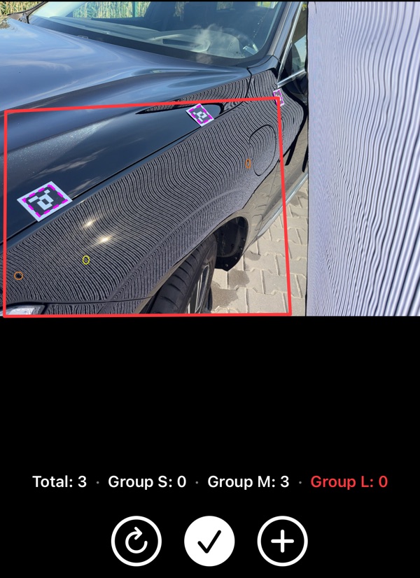 HailMaster-Live-Aufnahme: Bauteil umrandet, Maßstabsmarker erkannt, Dellen markiert und nach Größe gruppiert